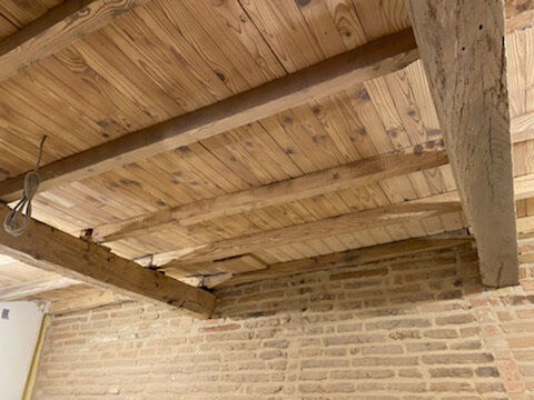 La même charpente en bois après sablage, le bois est clair et d'aspect naturel