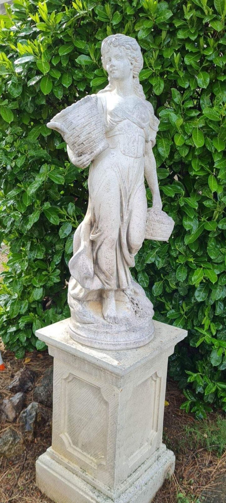 Statue de jardin en pierre après nettoyage par sablage, les dépôts verts ont disparu